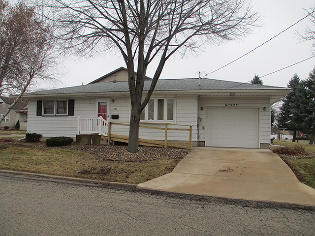 1521 Chambers Ave, Peru, IL 61354 photo 1