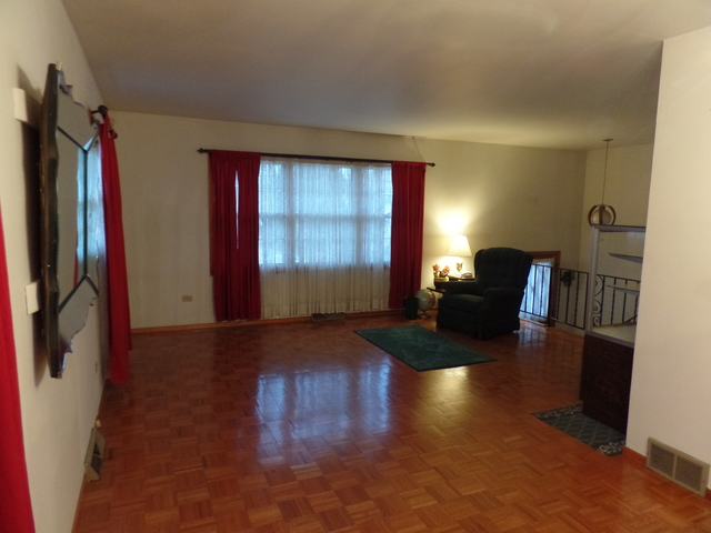 801 Bent St, Elgin, IL 60120 photo 4