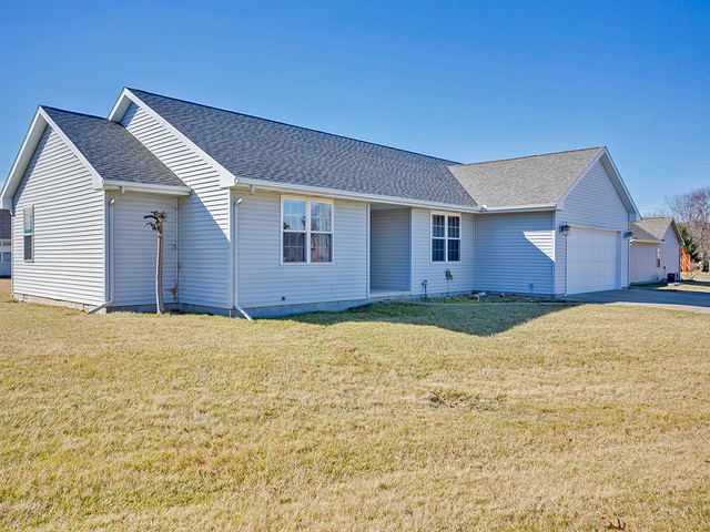 607 Folsom Ct, Sidney, IL 61877 photo 2