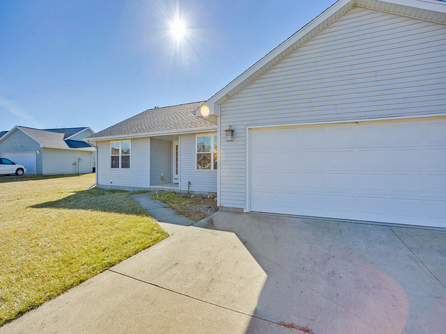 607 Folsom Ct, Sidney, IL 61877 photo 3