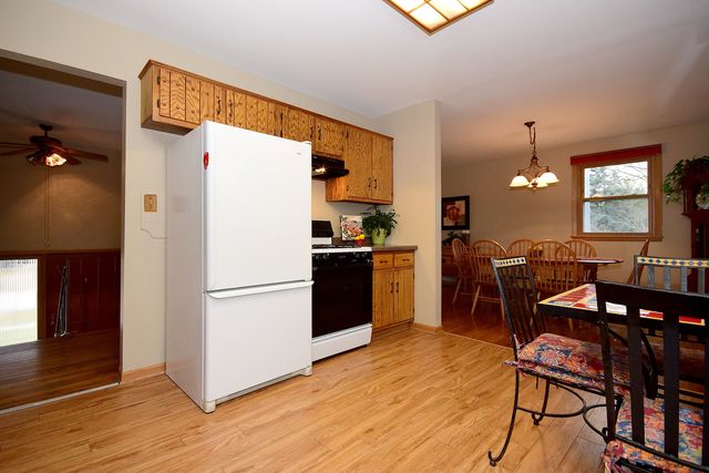 401 Maple Ln, Darien, IL 60561 photo 8