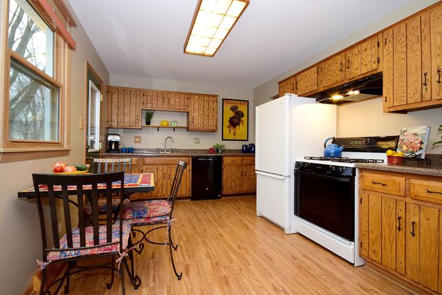 401 Maple Ln, Darien, IL 60561 photo 10
