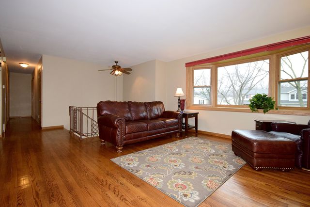 401 Maple Ln, Darien, IL 60561 photo 2