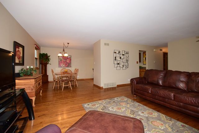 401 Maple Ln, Darien, IL 60561 photo 4