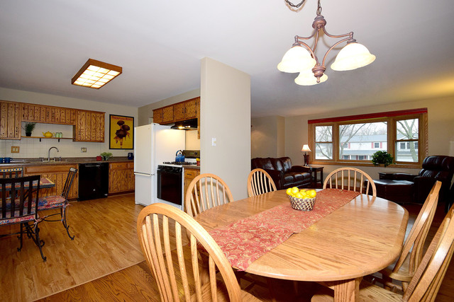 401 Maple Ln, Darien, IL 60561 photo 9