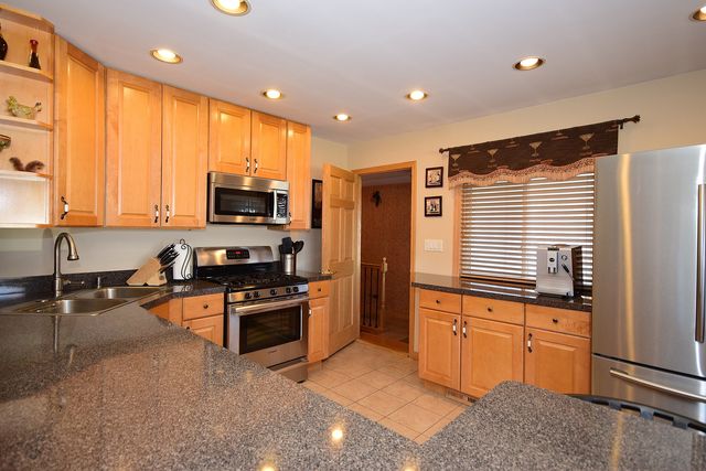281 Ambleside Rd, Des Plaines, IL 60016 photo 4