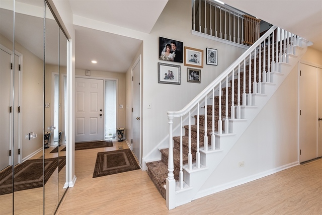 606 Picardy Cir, Northbrook, IL 60062 photo 2