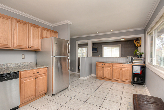 95 Westview St, Hoffman Estates, IL 60169 photo 8
