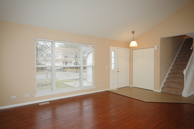 1275 Cobblers Xing, Elgin, IL 60120 photo 2