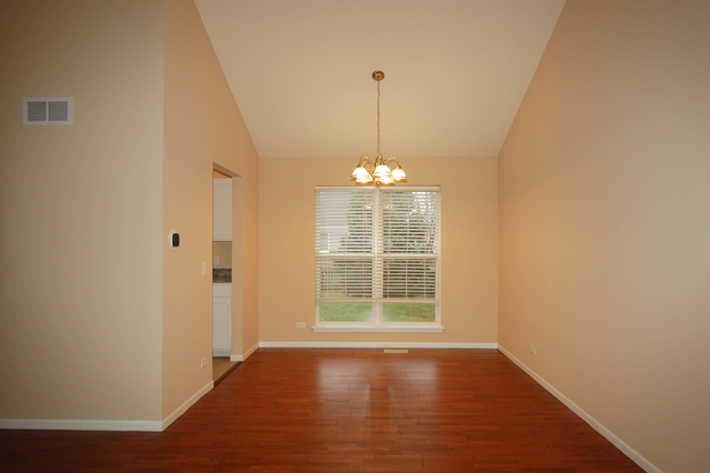 1275 Cobblers Xing, Elgin, IL 60120 photo 3
