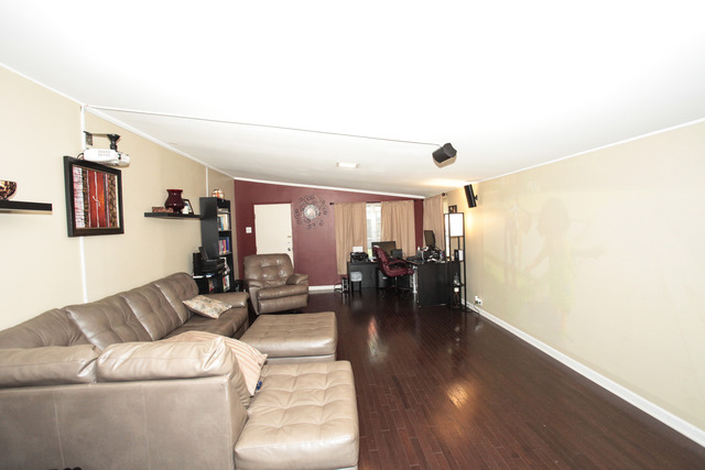 116 W Manchester Dr, Wheeling, IL 60090 photo 2