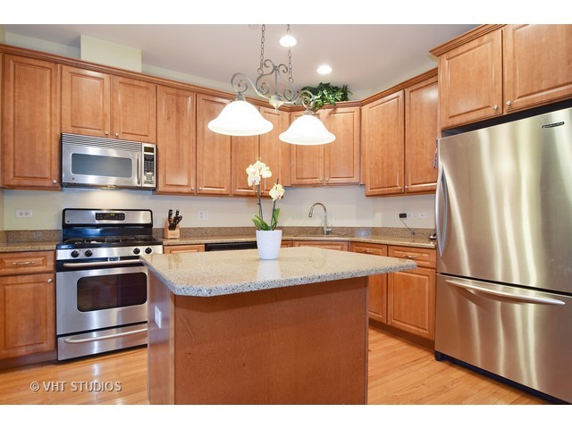 385 Bradbury Ln, Bartlett, IL 60103 photo 4