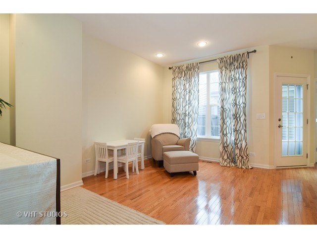 385 Bradbury Ln, Bartlett, IL 60103 photo 8