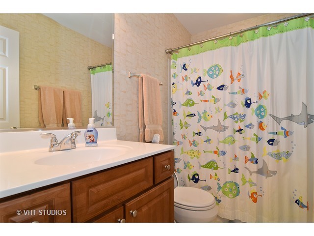 385 Bradbury Ln, Bartlett, IL 60103 photo 16
