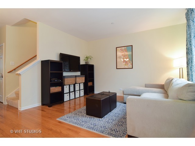 385 Bradbury Ln, Bartlett, IL 60103 photo 2