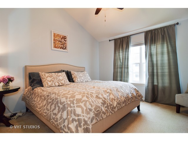 385 Bradbury Ln, Bartlett, IL 60103 photo 11