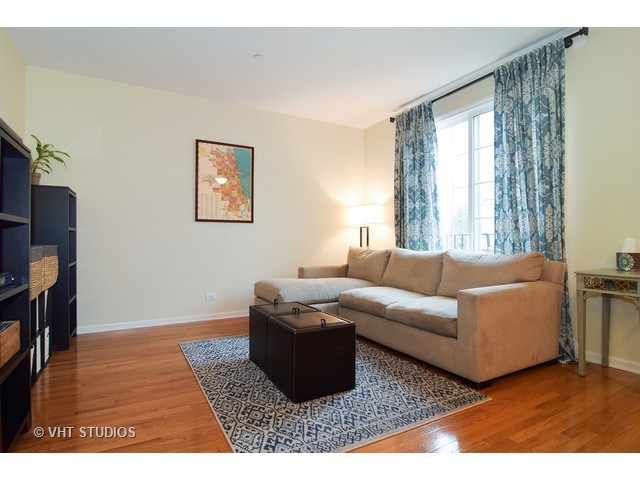 385 Bradbury Ln, Bartlett, IL 60103 photo 3