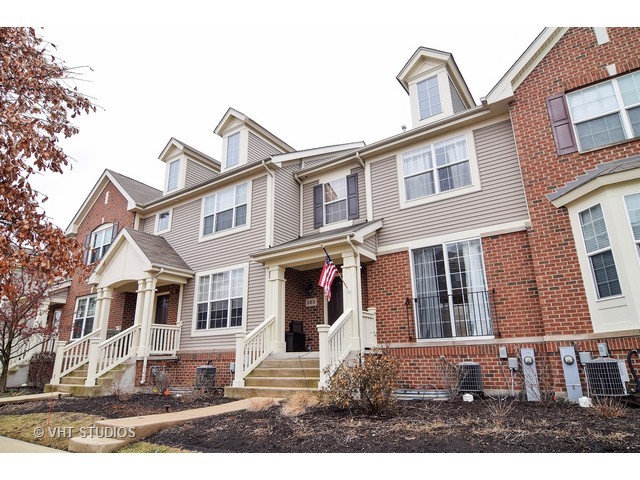 385 Bradbury Ln, Bartlett, IL 60103 photo 1