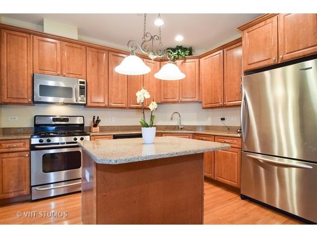 385 Bradbury Ln, Bartlett, IL 60103 photo 5
