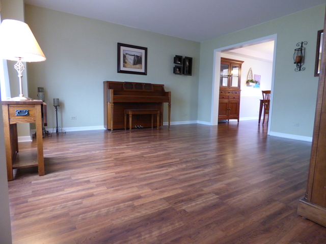 934 Hillside Ct, Bartlett, IL 60103 photo 2
