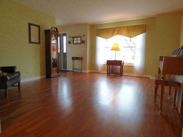 934 Hillside Ct, Bartlett, IL 60103 photo 3