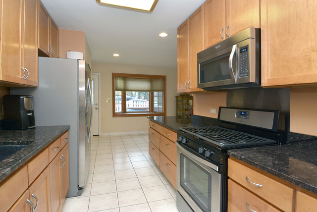 618 Sandy Ln, Des Plaines, IL 60016 photo 10