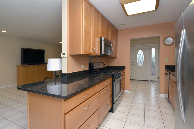 618 Sandy Ln, Des Plaines, IL 60016 photo 9