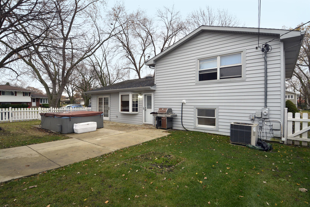 618 Sandy Ln, Des Plaines, IL 60016 photo 2