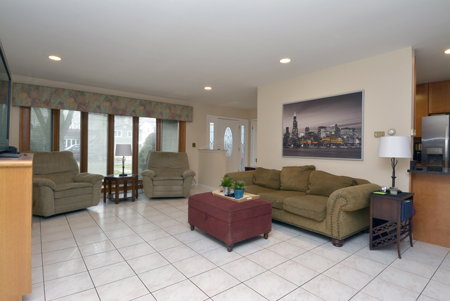 618 Sandy Ln, Des Plaines, IL 60016 photo 5