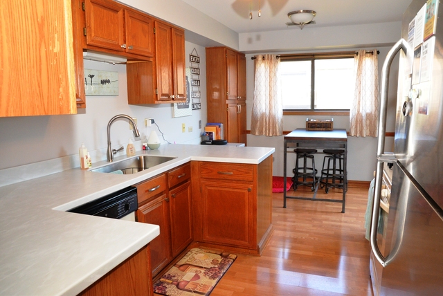 10 Creekside Cir #D, Elgin, IL 60123 photo 3