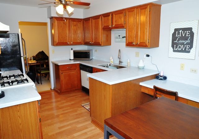 10 Creekside Cir #D, Elgin, IL 60123 photo 2