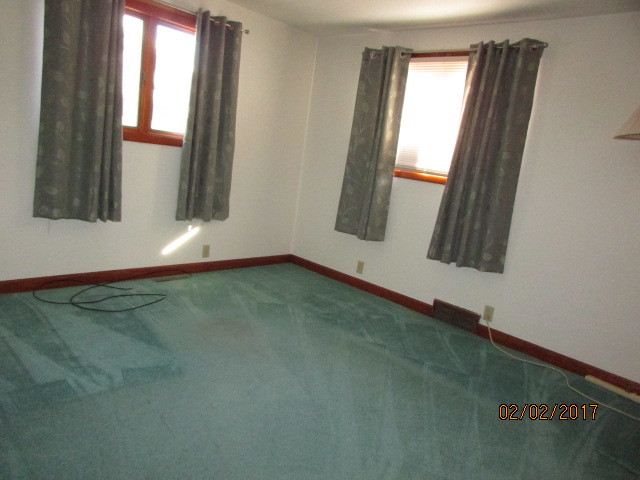 210 E Green St, Roberts, IL 60962 photo 9