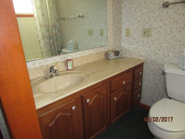 210 E Green St, Roberts, IL 60962 photo 7