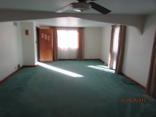 210 E Green St, Roberts, IL 60962 photo 2