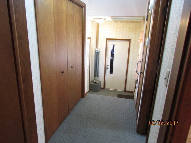 210 E Green St, Roberts, IL 60962 photo 12