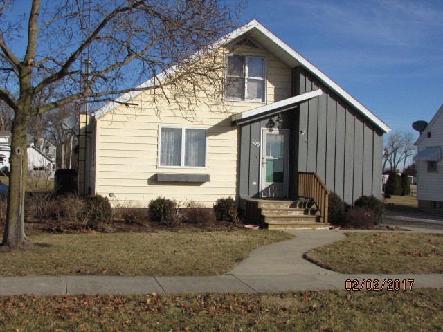 210 E Green St, Roberts, IL 60962 photo 1