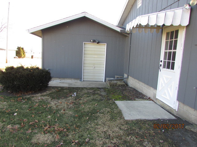 210 E Green St, Roberts, IL 60962 photo 17