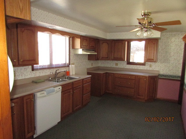210 E Green St, Roberts, IL 60962 photo 3