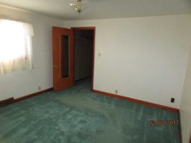 210 E Green St, Roberts, IL 60962 photo 5