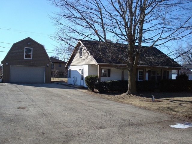 617 Columbus St, Mchenry, IL 60051 photo 1