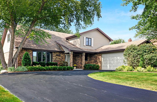 7724 Ridgewood Ln, Burr Ridge, IL 60527 photo 1
