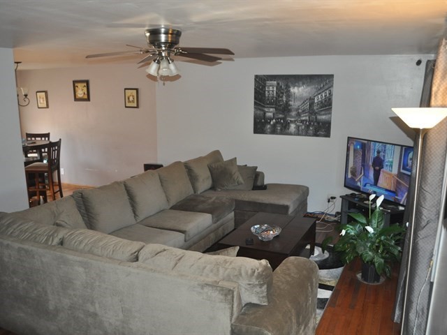 511 Konen Ave, Aurora, IL 60505 photo 2