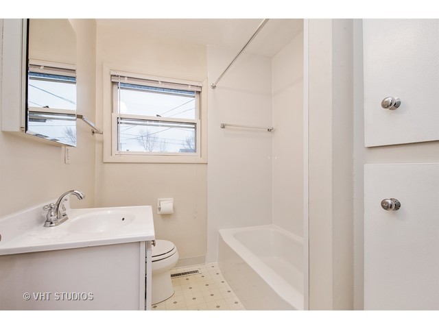 1512 W Pine St, Holiday Hills, IL 60051 photo 8