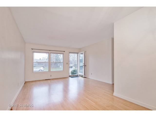 1512 W Pine St, Holiday Hills, IL 60051 photo 2