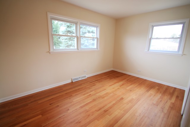 537 Cambridge Rd, Des Plaines, IL 60016 photo 7