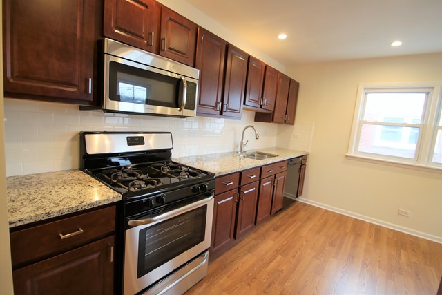 537 Cambridge Rd, Des Plaines, IL 60016 photo 4