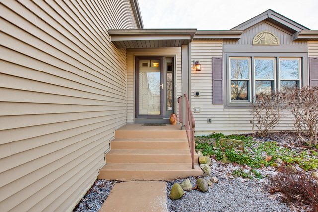 800 Roaring Brook Ln, Algonquin, IL 60102 photo 2