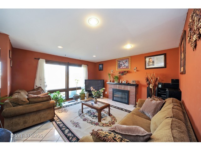 217 Renee Ter, Wheeling, IL 60090 photo 2