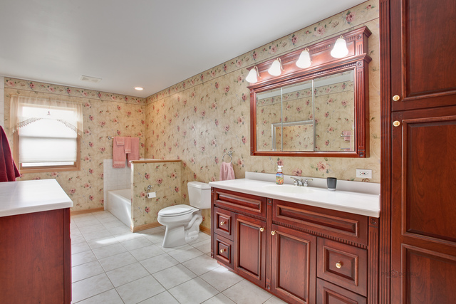 6512 Burning Tree Cir, Mchenry, IL 60050 photo 13