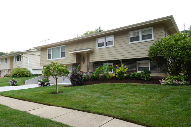 1176 Crestview Dr, Elgin, IL 60123 photo 1